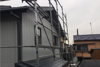 足場仮設した家屋の2階部分