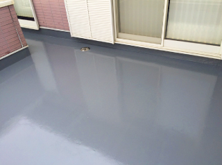 ウレタン防水(通気緩衝工法)で施工が完了し、継ぎ目のない綺麗に仕上がったバルコニー