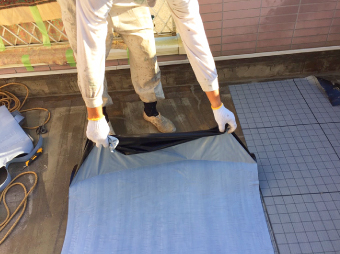 絶縁(通気緩衝)シートを下地に張っていきます
